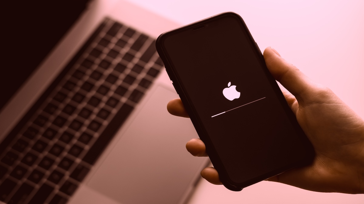 iPhone XR displaying iOS 18.7.7 update notification shielding against DarkSword exploits